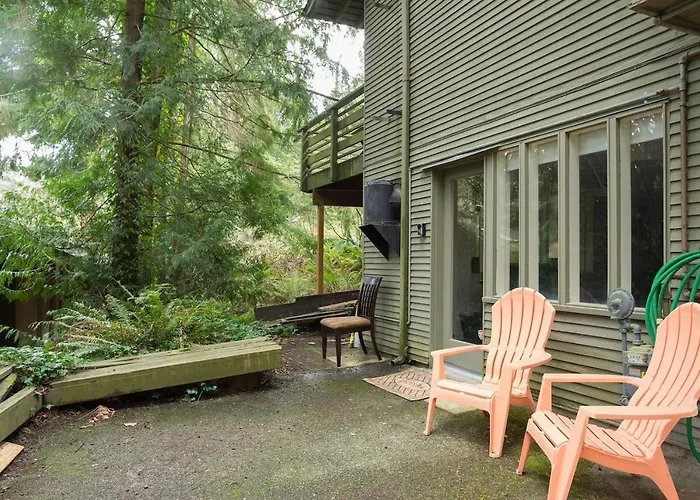 Mercer Island Apartment In The Woods, Pets Allowed