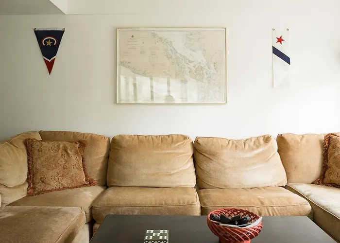 Mercer Island Apartment In The Woods, Pets Allowed